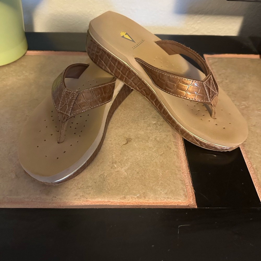 Volatile Gold Flip Flop